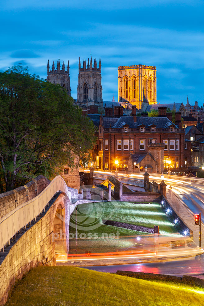 Night falls in York - Slawek Staszczuk